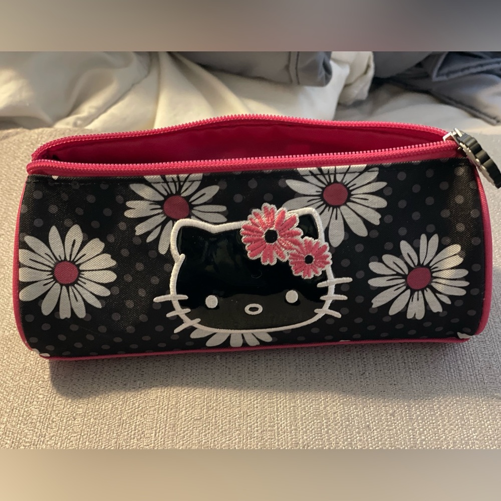 Like new Sanrio Hello Kitty zipper pouch 💕